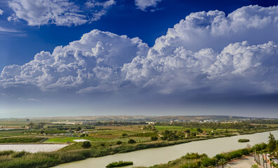 Fototapeta na wymiar Nubes tormentosas sobre la ciudad de Elche 