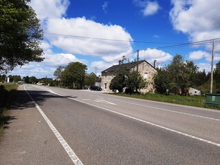 Paraje rural gallego en el margen de una carretera comarcal