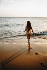 Chica guapa en la playa del sur de españa en verano disfrutando de sus vacaciones en traje de baño bikini