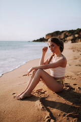 Fototapeta na wymiar Chica guapa en la playa del sur de españa en verano disfrutando de sus vacaciones en traje de baño bikini