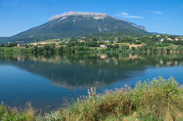 Montagne de Céüse derrière le lac de Pelleautier