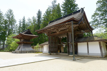 Fototapeta premium 金剛峯寺 正門と鐘楼 和歌山県高野町