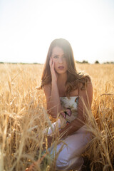 Chica guapa de moda disfrutando en un campo de trigo natural en un dia de primavera verano