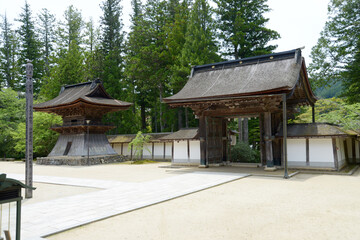 金剛峯寺　正門と鐘楼　和歌山県高野町