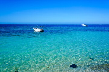 透明度の高い海とボート