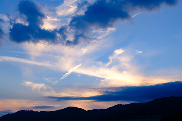 日の入り前の六甲山。西の空と雲がオレンジ色に染まるマジックアワー。１日の終わり。