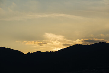 日の入り前の六甲山。西の空と雲がオレンジ色に染まるマジックアワー。１日の終わり。