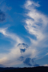 Naklejka na ściany i meble 六甲山上に煙のような綿雲が上昇気流に乗って昇っていく。
