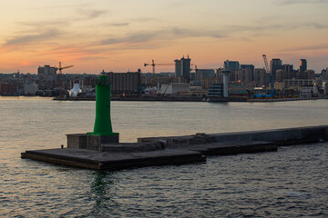 Il porto di Napoli visto da una barca in partenza, al tramonto