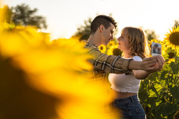 Pareja de jovenes en un campo de girasoles