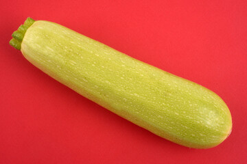 Courgette blanche Lorea fond rouge