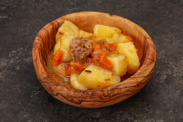 Roasted potato and beef with sauce