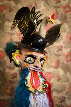 Mascara t&iacute;pica del baile de la morenada sonriendo, es parte del folklore en Bolivia sobre todo de Carnaval. Realizados a mano. Con un sombrero y peluca naranja