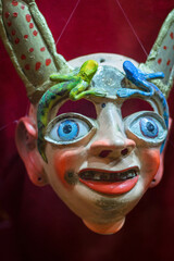 Mascara típica del baile de la diablada, es parte del folklore en Bolivia en Carnaval. Realizados a mano. Resaltan los coloridos cuernos, serpientes, los colmillos y los ojos