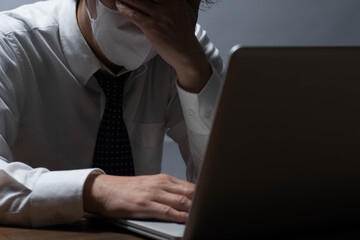 コロナ疲れのサラリーマン