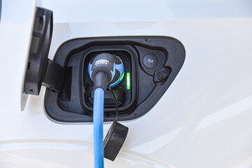  auto voiture electrique electric car borne recharge chargeur batterie autonomie rechargement...