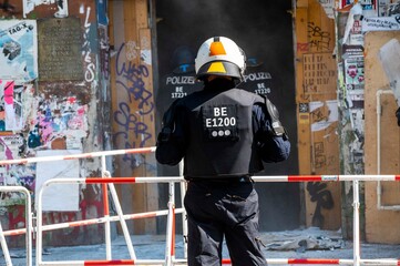 Fire protection test in the Rigaer STrasse 94 in Berlin on the 17 July 2021. The police tried to get into the house with a fire protection expert.  © Tim