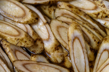 Slices of edible burdock, eliminate bitterness