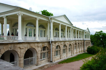 Fototapeta premium Saint Petersburg, Russia - June 2021: Cameron gallery of Catherine palace with Catherine the Great statue, Tsarskoe Selo (Pushkin)