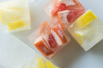 Eiswürfel mit Grapefruit und Zitrone, close up