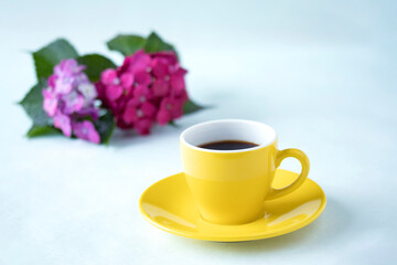 Obraz na płótnie Canvas アジサイとコーヒー（黄色のカップ）