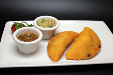 empanadillas gourmet con salsa de aguacate y vinagreta
