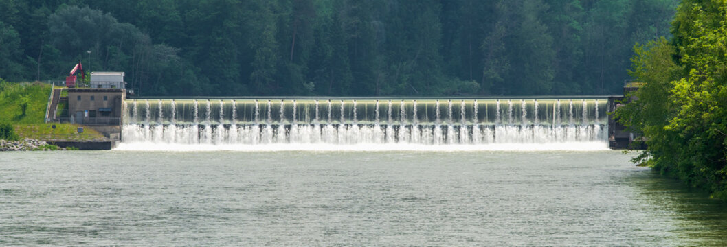 Wasserkraftwerk am Lech in Bayern © Wolfilser