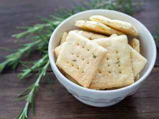 ローズマリー入りのチーズクラッカー