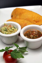 salsas de aguacate, vinagreta y tomate