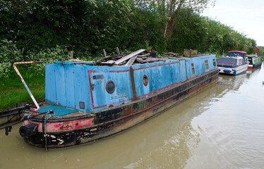 an old , dirty and untidy narrowboat moored on the South Oxford canal