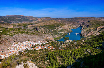 Embalse y paisaje de montes y árboles en Cortes de Pallás, España, Valencia. 