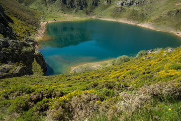 Fototapeta na wymiar La Cueva lake and surrounding nature. It is one of the post-glacial lakes of Saliencia in Somiedo Natural Park