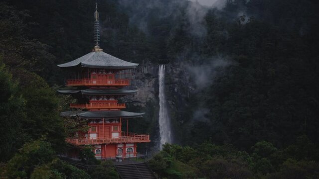 青岸渡寺と那智の滝 / Seigantoji Temple with Nachi Falls / Pagoda and waterfall, Japan / 4K Cinematic