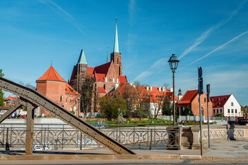 Obraz premium view of the Tumski island in Wroclaw in the middle of a spring day
