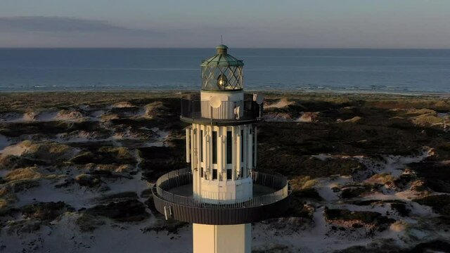 Leuchtturm Dueodde Fyr Nahaufnahme mit Drohne, 4K Video, Bornholm D&auml;nemark