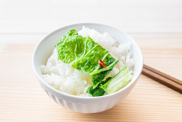 青菜を乗せた炊き立てご飯