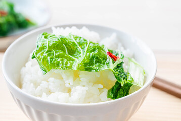 青菜を乗せた炊き立てご飯