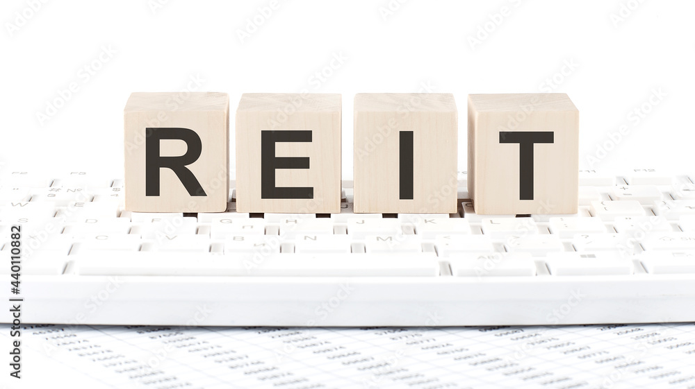 Aufkleber reit -word wooden block on the keyboard background witn chart
