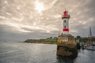 Leuchtturm in stimmungsvoller Kulisse in der Bretagne