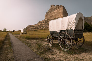 Gering, Nebraska, USA.  Covered wagon in Scotts Bluff National Monument - obrazy, fototapety, plakaty