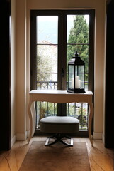 banqueta by the window with a view of the city