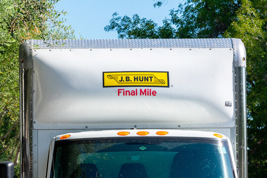 J.B. Hunt Last Mile Sign, Logo On Delivery Truck Parked At Customer Location. - San Jose, California, USA - 2021