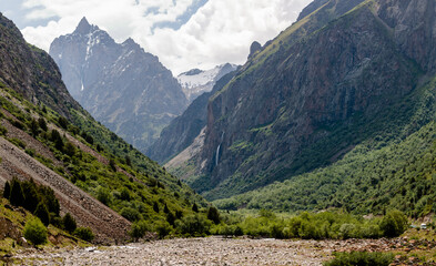 Naklejka premium Waterfall in the mountain