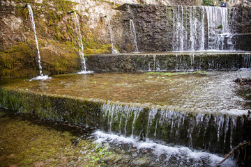 caños de agua fluyendo como un a cascada por las paredes de una fuente al aire libre 