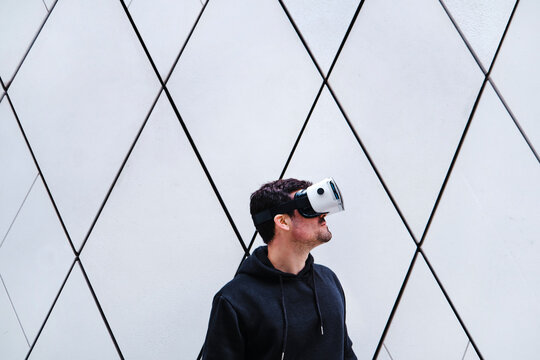 Young man looking away wearing Virtual reality headset