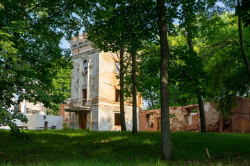 Fototapeta na wymiar Restoration work in the palace and park complex of the Moniuszko gentry in Smilovichi, Belarus