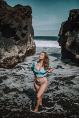 Chica veraniega surfera en playa cala de arena negra en las islas canarias paraiso