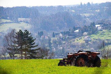tracteur abandonn&eacute; devant vue superbe