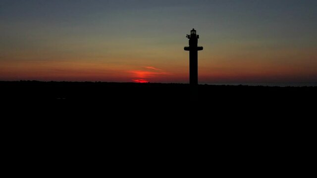 Sonnenaufgang roter Himmel beim Leuchtturm Dueoddy Fyr, 4K Drohnevideo Bornholm, D&auml;nemark