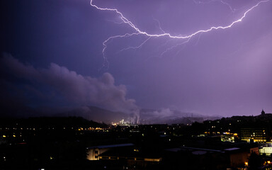 Tormenta y Truenos en cielo nocturno
